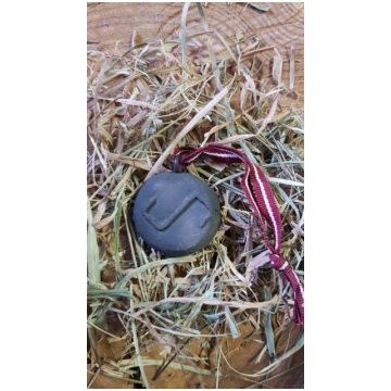 Melnā māla amulets Zalktis