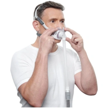 Pilnā sejas maska CPAP terapijai novietošanai zem 