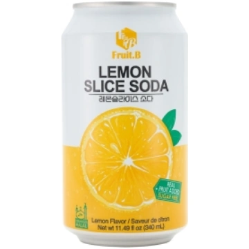 Carbonated drink with lemon slices, with sweetener