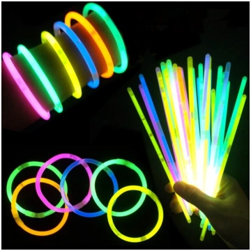 Naktī, tumsā spīdošie kociņi, neona nūjiņas "" Glo