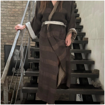 Kimono kleita brūnā krāsā Studio Natural