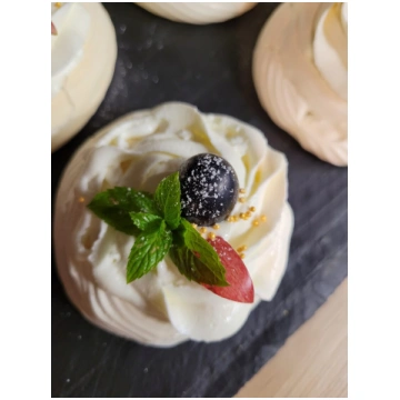 MINI PAVLOVA KŪCIŅAS AR KREMSIERU UN AUGĻIEM