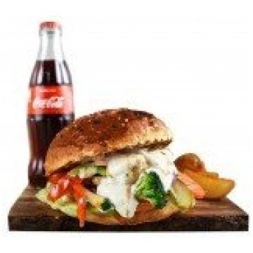 "Veģetārais" burger ar kartupeļu daiviņām un dzēri