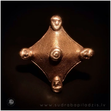PRŪŠU ROMBVEIDA SAKTA / RHOMBOID BROOCH