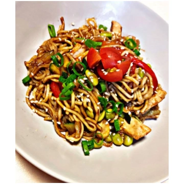Udon nūdeles ar vistas gaļu un dārzeņiem teriyaki
