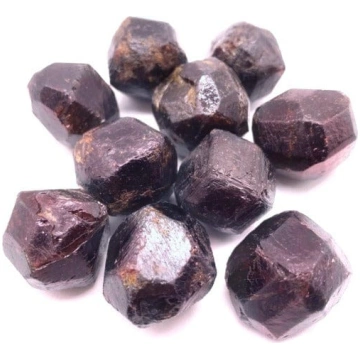 Rough red garnet - A stone of approximately 2-3 cm